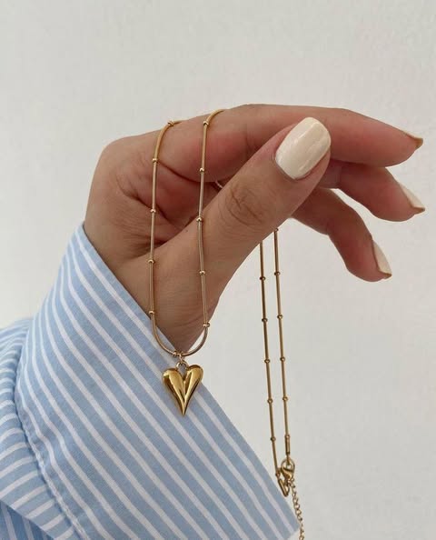 A sleek and minimal heart pendant that adds a soft touch of femininity to any outfit. Lightweight, elegant, and effortlessly stylish — perfect for layering or wearing solo.